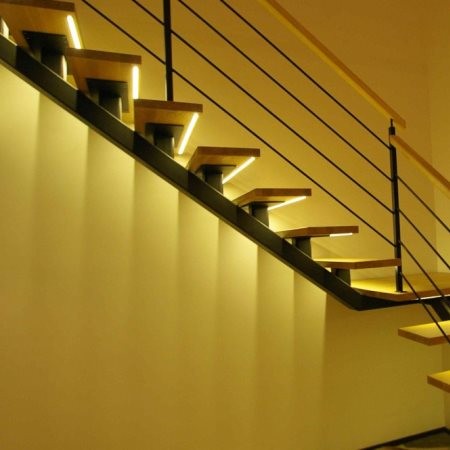 Подсветка ступеней лестницы: виды и преимущества